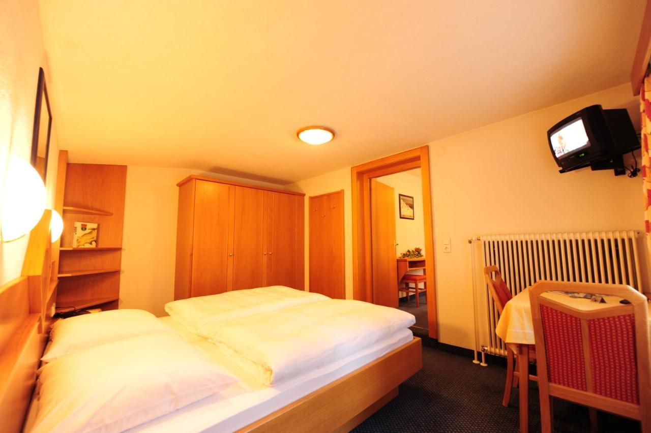 Haus Enzian Panzió Sankt Anton am Arlberg Szoba fotó